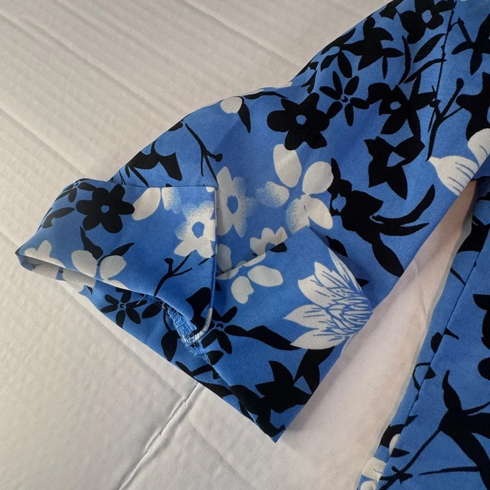 Covington Blue Floral Button Down Blouse L 3/4 Sleeve Stretch Career Top - Picture 6 of 9